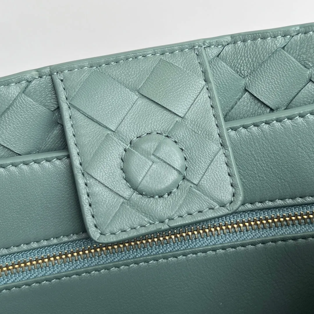 32 blue bv andiamo lambskin cloud Exclusive collection Professional Bottega Veneta medium