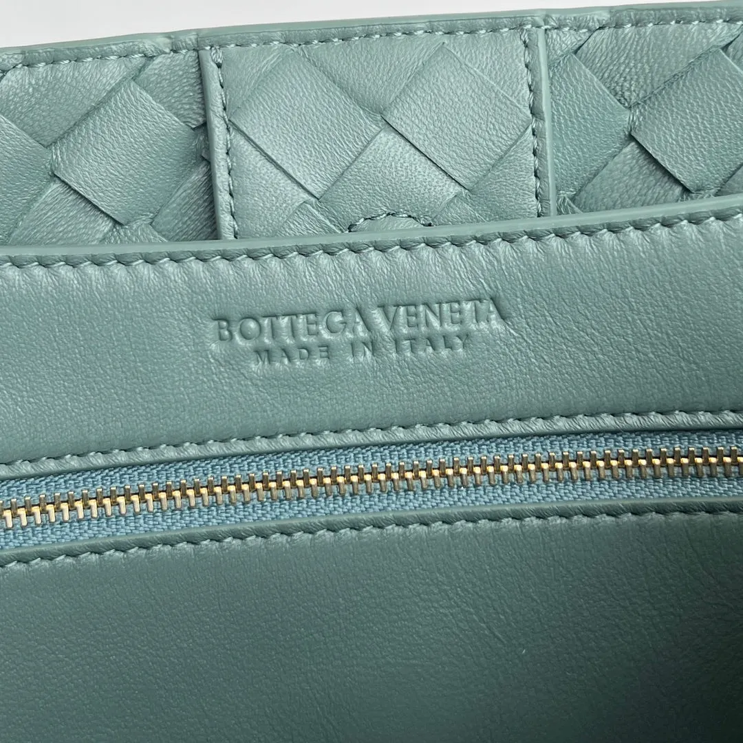 32 blue bv andiamo lambskin cloud Exclusive collection Professional Bottega Veneta medium