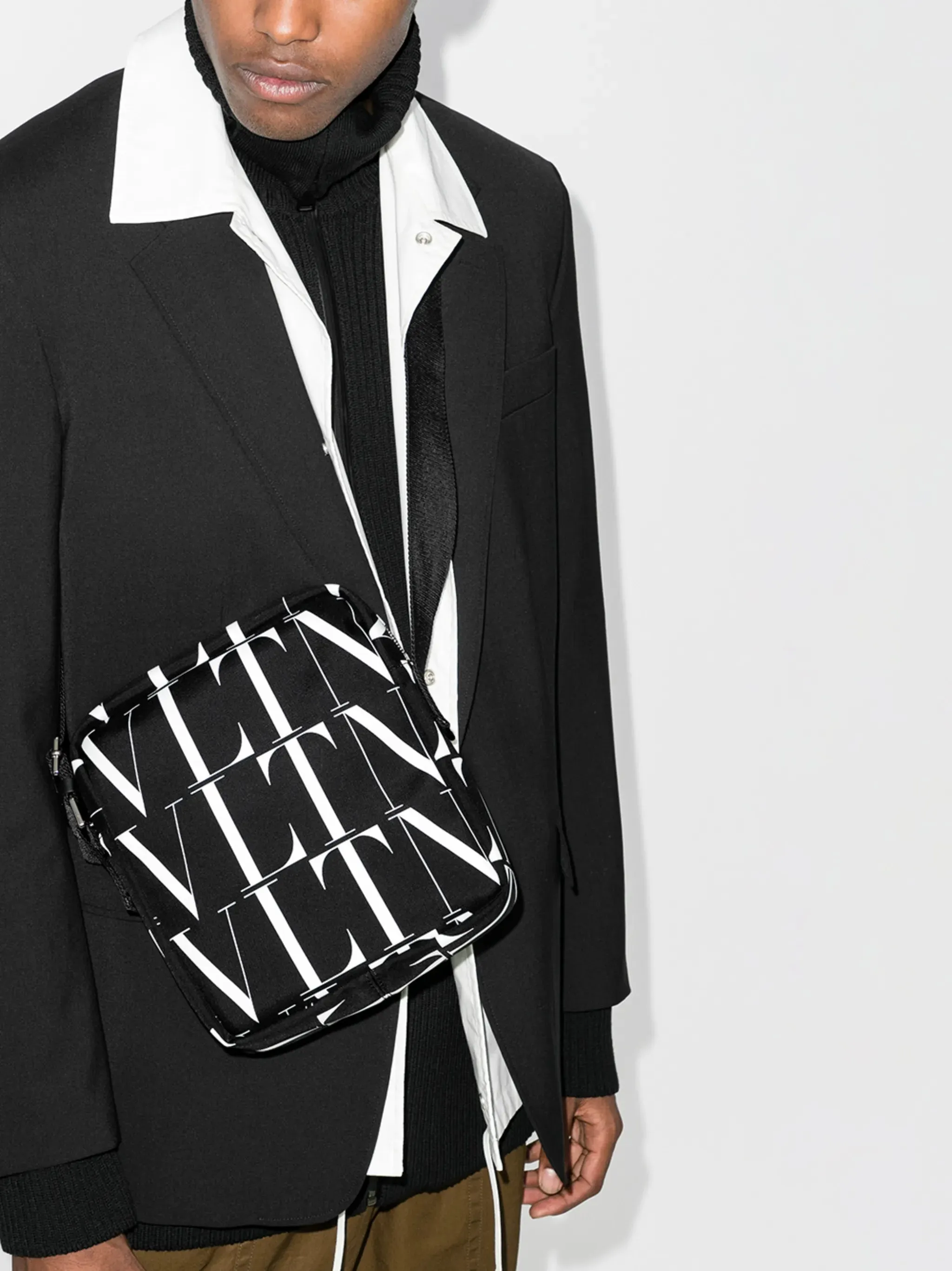 bag VLTN camera logo-print Diverse options Futuristic