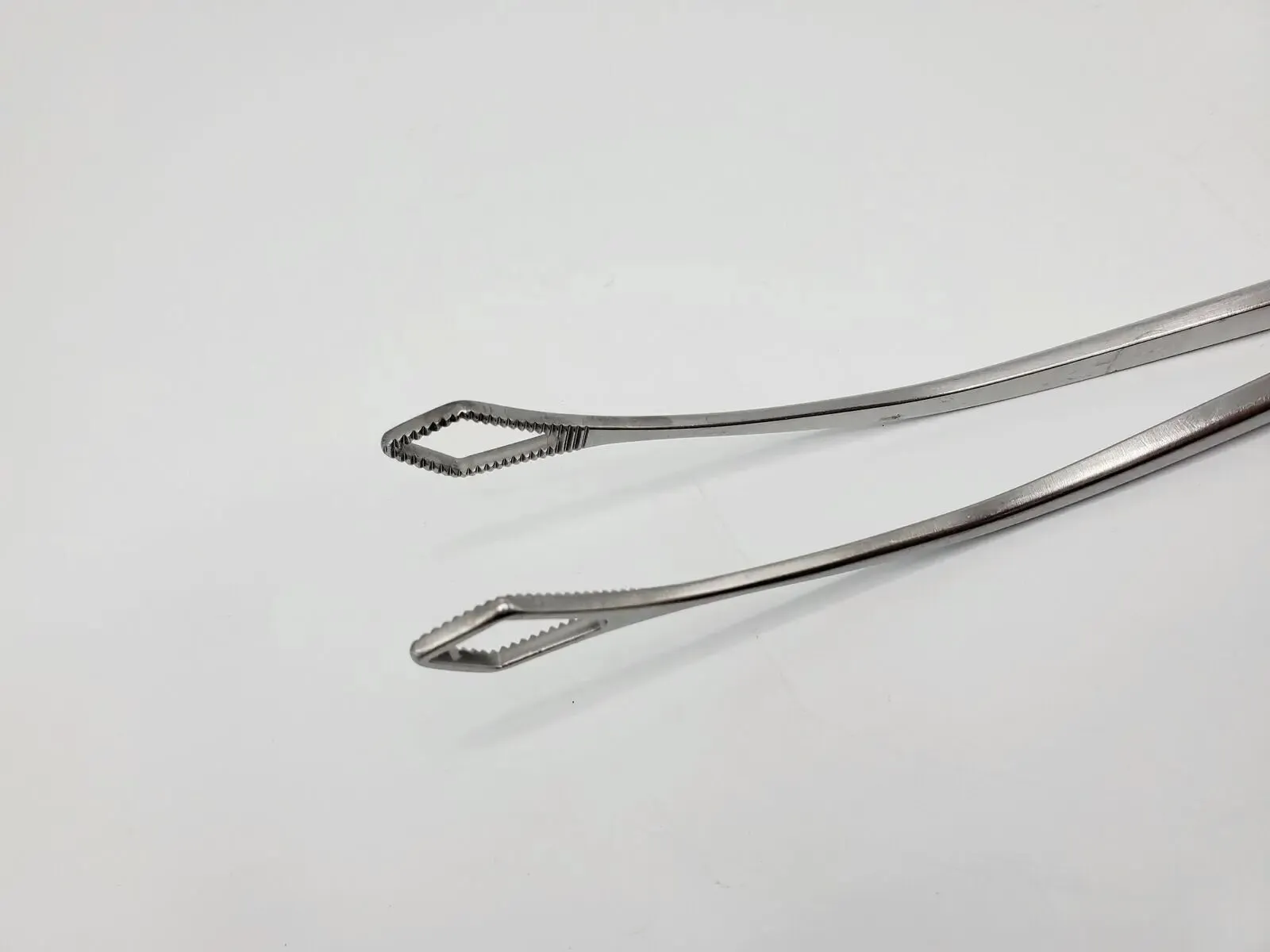 Karl Storz 40400G Grasping Forceps Self Fenestrated w/ Ratchet Handle 13-1/4