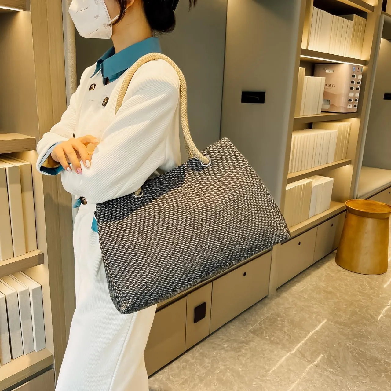 Simple and versatile shoulder bag, anti-theft zipper pocket on the back, linen handheld design