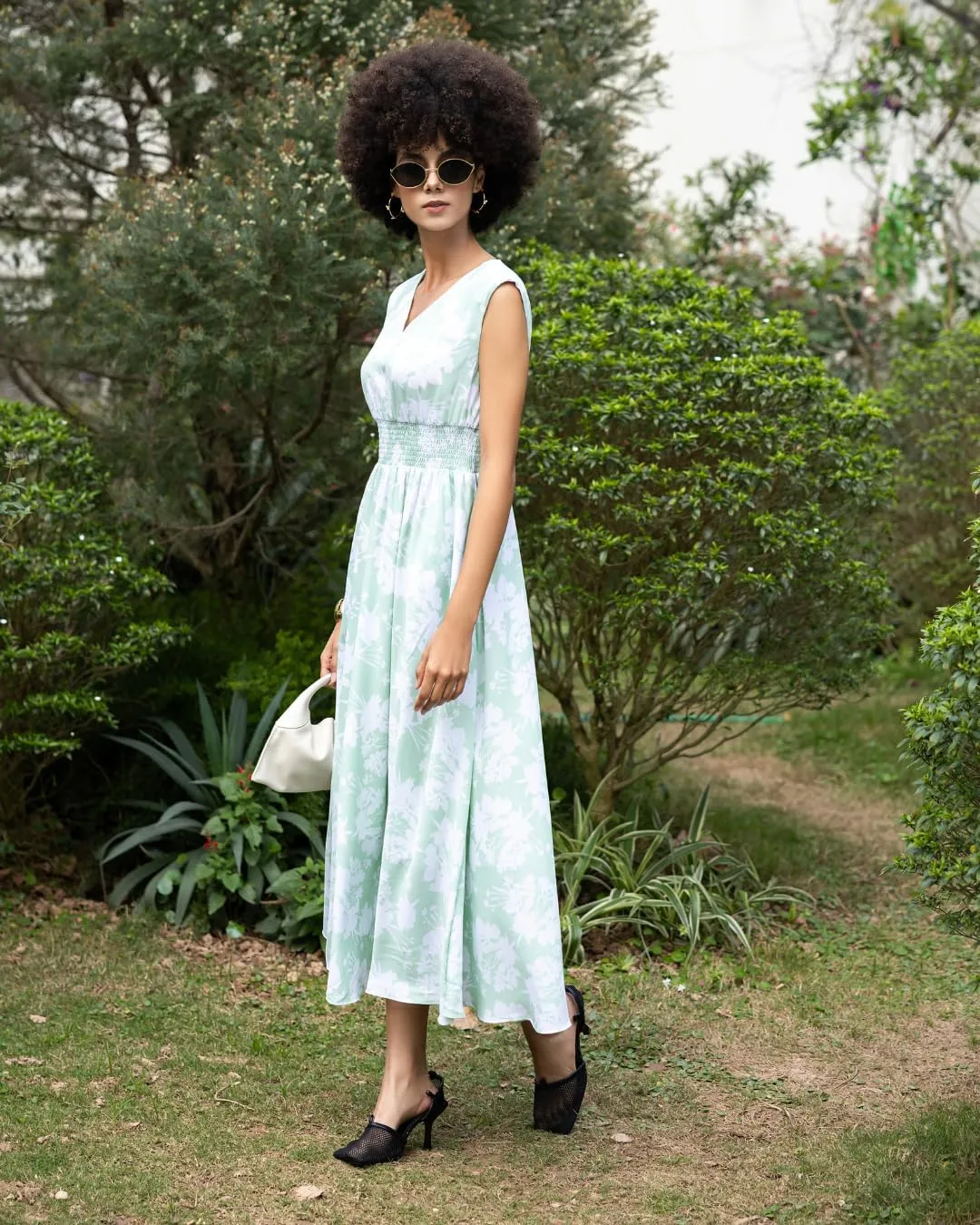 V-Neck Woven Flared Dress, a Fresh and Elegant Wardrobe Essential for Spring and Summer 2025