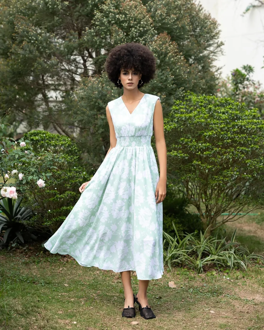 V-Neck Woven Flared Dress, a Fresh and Elegant Wardrobe Essential for Spring and Summer 2025